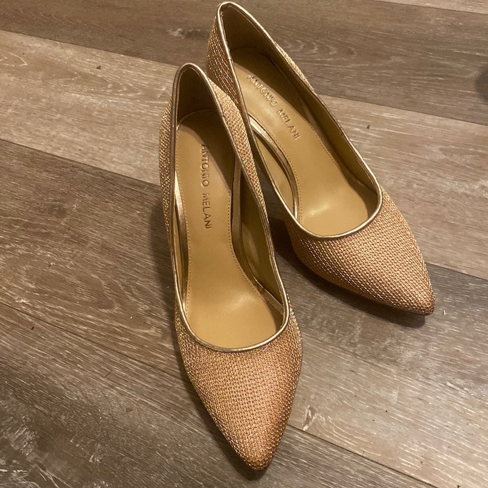 Like new beautiful rose gold pumps! Very classy!